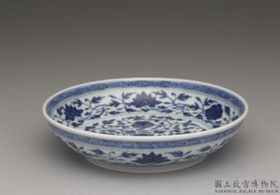 图片[2]-Dish with Indian lotus scrolls in underglaze blue, Qing dynasty, Qianlong reign (1736-1795)-China Archive